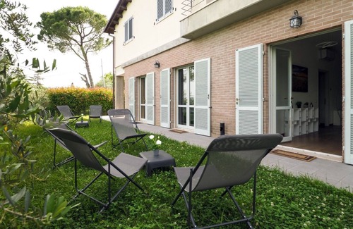Perugia House | White Rose - 5 minutes from the Center with Garden and Private Parking