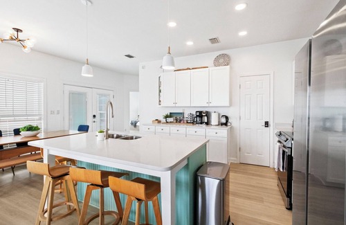 Saint Elmo House | White Sand Beachfront Paradise