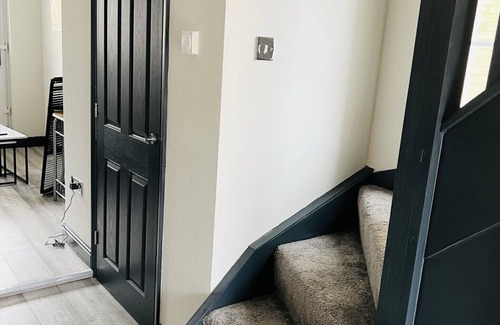 South Ockendon Apartment | White Soft, Private En-suite Double Room, Garden and Free Parking