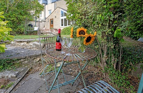 Painswick Cottage | Whitehall Cottage - sleeps 8 guests in 4 bedrooms