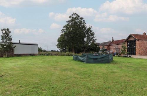 Pocklington Cottage | WHITEHEDGE, pet friendly, with a garden in Pocklington