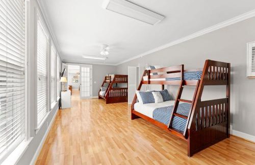 Troutman House | Whitetail Cove by AvantStay Lakefront w Pool Private Dock Sleeps 20