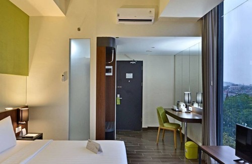 Padang Hotel | Whiz Prime Hotel Khatib Sulaiman Padang