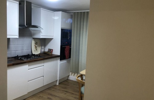 Cray Valley East House | Whole house cottage with parking and huge garden
