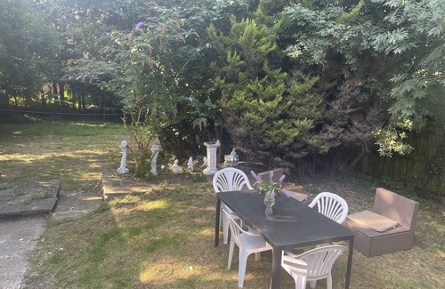 Cray Valley East House | Whole house cottage with parking and huge garden