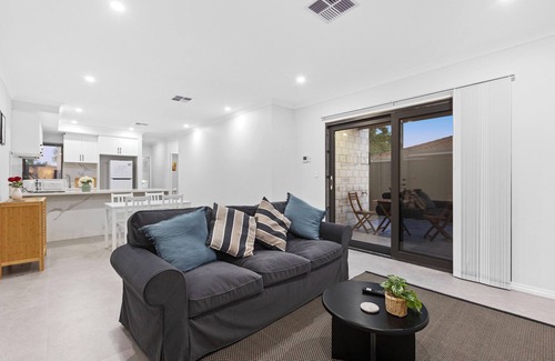 Bentley House | Whole House! | Deluxe Living | 3 Bedroom 2 Bathroom | Premium Kitchen&Living