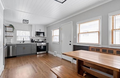Bay View House | Whole House in Bay View + Fenced-in Yard + Parking