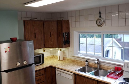 Orillia House | Whole house in Orillia 5 min walk to beach. 28 days or more rental.