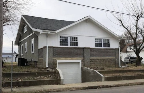 Washington House | Whole house w/full basement 3 bdrms 2.5 baths 5 recliners + air mattress space