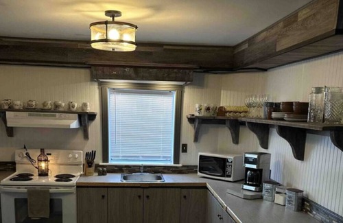 Dalhousie House | Whole house w/ picturesque mountain views, super close to beach & hiking trails!