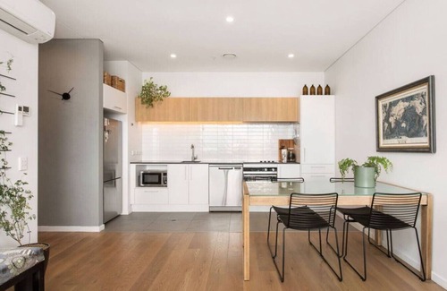 Christchurch City Centre Apartment | Whow! Unique Quirky Spacious Free Off Street Park