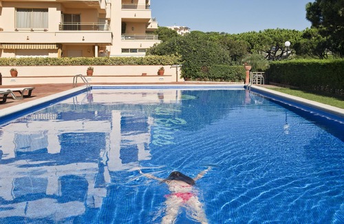 Sant Feliu de Guixols Apartment | WI-FI, sea view and terrace; huge garden and swimming pool in the complex