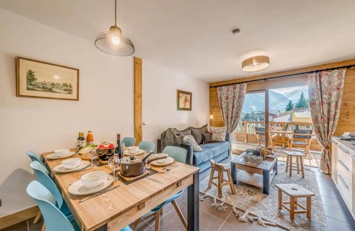 Champagny-en-Vanoise Apartment | Wifi, 50m from ski slopes, 2nd floor, balcony, parking, tv, ski locker, 64m², Champagny-en-Vanoise