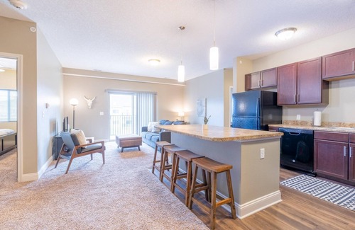 West Des Moines Apartment | Wifi Balcony Garage Pool Gym More
