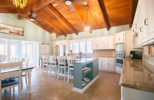 Moneta House | Wifi, Game Room, Great Family Getaway. Comm. Pool & Tennis