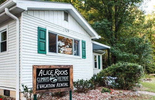 Denniston House | WiFi & Pet Friendly - Alice Rocks near Cave Run Lake & Red River Gorge!