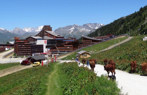 Arc-2000 Apartment | Wifi, ski-in/ski-out & foot of the slopes, fitness, swimming pool, balcony, parking, tv, ski locker