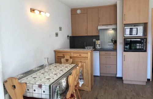 Correncon-en-Vercors Apartment | Wifi, ski-in/ski-out & foot of the slopes, 3rd floor, balcony, tv, ski locker, 25m², Villard de Lans