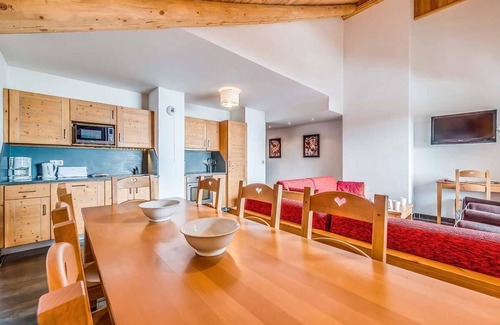 Les Almes Apartment | Wifi, ski-in/ski-out & foot of the slopes, 4th floor, balcony, tv, ski locker, 80m², Tignes