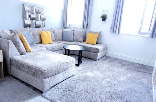 Wigan Apartment | Wigan Central Comfort | Amazing Family Apartment + Free Parking | 6 Guests