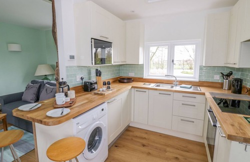 Napton-on-the-Hill Cottage | WIGRAMS CANALSIDE COTTAGE, pet friendly in Napton-On-The-Hill