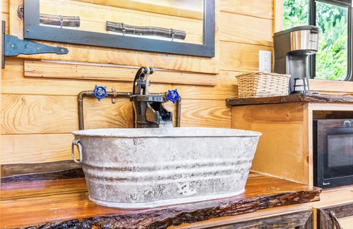 Conway House | 🐎 Wild Horse Retreat | Unique Tiny Home Glamping 🌿🔥