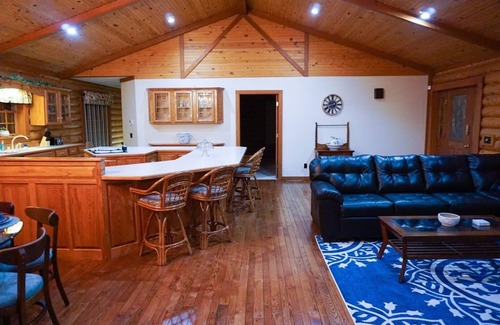 Almo House | Wild Vines Log Cabin .5miles from Ky Lake, Hot Tub, Pool Table, 1500sqft Venue!