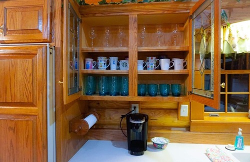 Almo House | Wild Vines Log Cabin .5miles from Ky Lake, Hot Tub, Pool Table, 1500sqft Venue!