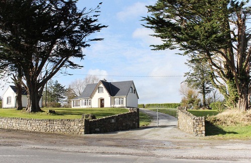 Ballylongford House | WildAtlanticWay Tarbert Kerry.4BR 4BR,Beach GamesRoom sleep8. discounts FiberB.B