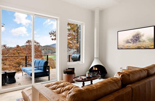 Young Harris House | Wildcat Modern - 2br Firepit, Deck Dog Friendly