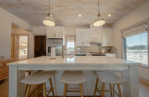 Eureka House | Wilderness Club Nest – Modern Cabin Retreat for 9 w/Hot Tub