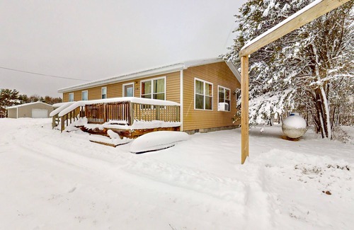 Mio House | Wilderness retreat with lake access, kayaks, grill, W/D, & AC - dog-friendly