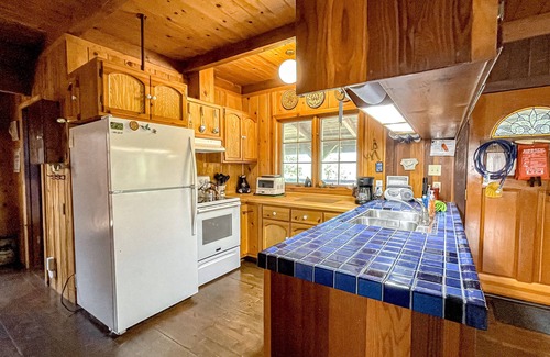 Burnt Ranch Cabin | Wilderness retreat with board games & large porch - mountain views