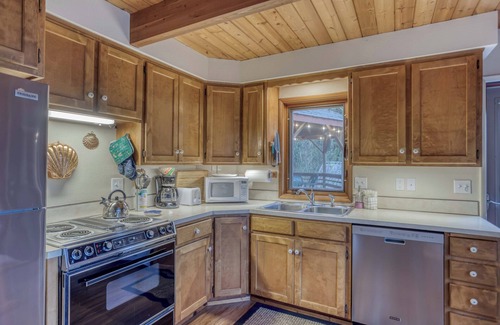 Cloverdale House | Wildlife, Views, Secluded Rustic Beauty in this Roomy Cabin Near Pacific City!
