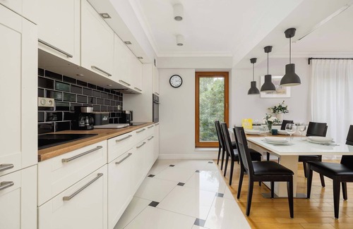 Pradnik Czerwony Apartment | Wileńska 4 | Kraków | Air Conditioned Apartment | Parking | Remote Work | Bathtu