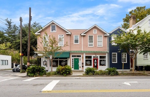 Cannonborough Elliotborough Apartment | Wilhelmenia King 2BR Near Bars and Dining