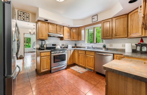 Zenda Cottage | Williams Bay beach cottage with hot tub on 2-acres