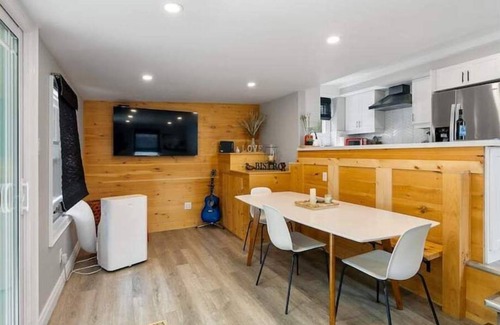 Selkirk Cottage | Willow by the Lake