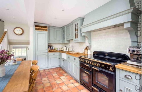 Chedworth Cottage | WILLOW COTTAGE, family friendly in Bourton-On-The-Water