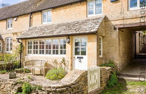 Chedworth Cottage | WILLOW COTTAGE, family friendly in Bourton-On-The-Water