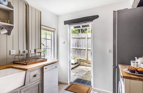 Chilmark Cottage | Willow Cottage is a beautiful thatched cottage with bags of character and charm