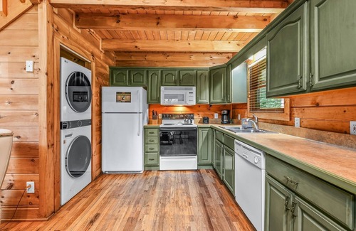 Townsend Cabin | Willow Creek (2-Bedroom Cabin) - Pets Allowed by RedAwning