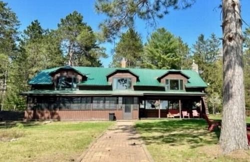 Hazelhurst House | Willow Flowage Home w/wd, firepit, dock, sleeps 11