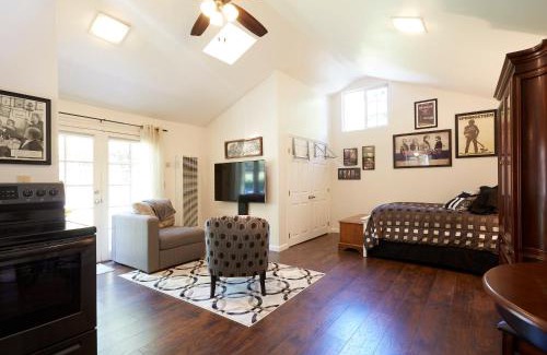 Willow Glen House | Willow Glen Private Studio - 1 Queen Bed and 1 Queen Inflatable