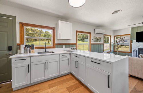 Madill Cabin | Willow Heaven- LAKEFRONT Cabin getaway with a Jacuzzi in Texoma Shores Resort