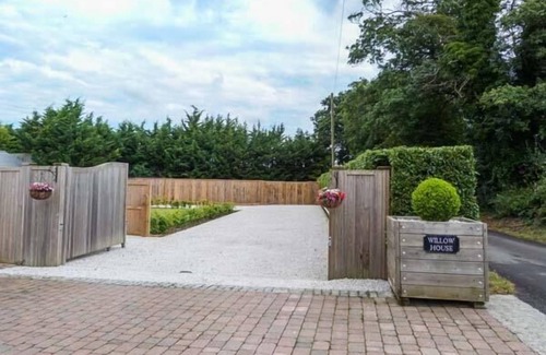 Langdon Cottage | WILLOW LODGE, family friendly, with a garden in Adisham