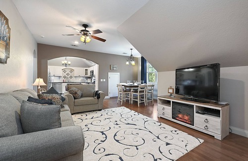 Wellborn House | Willow Run Estate, King Bed, Pool, Lake, Dock, Sports Court, Playground Sleeps9
