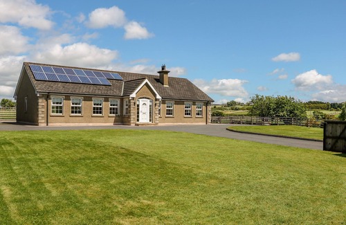 Newry House | WILLOW TREE FARM HOUSE, family friendly in Jonesborough