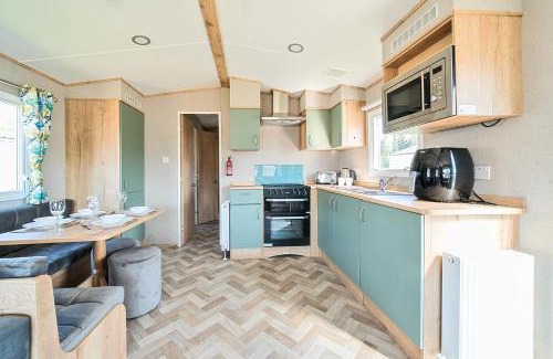 Great Houghton House | Willowbrook Hideaway - Billing Aquadrome