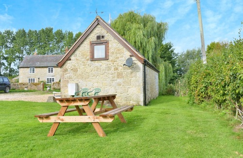 Newport Cottage | Willows - a barn that sleeps 2 guests in 1 bedroom plus 2 on sofa bed [lounge]